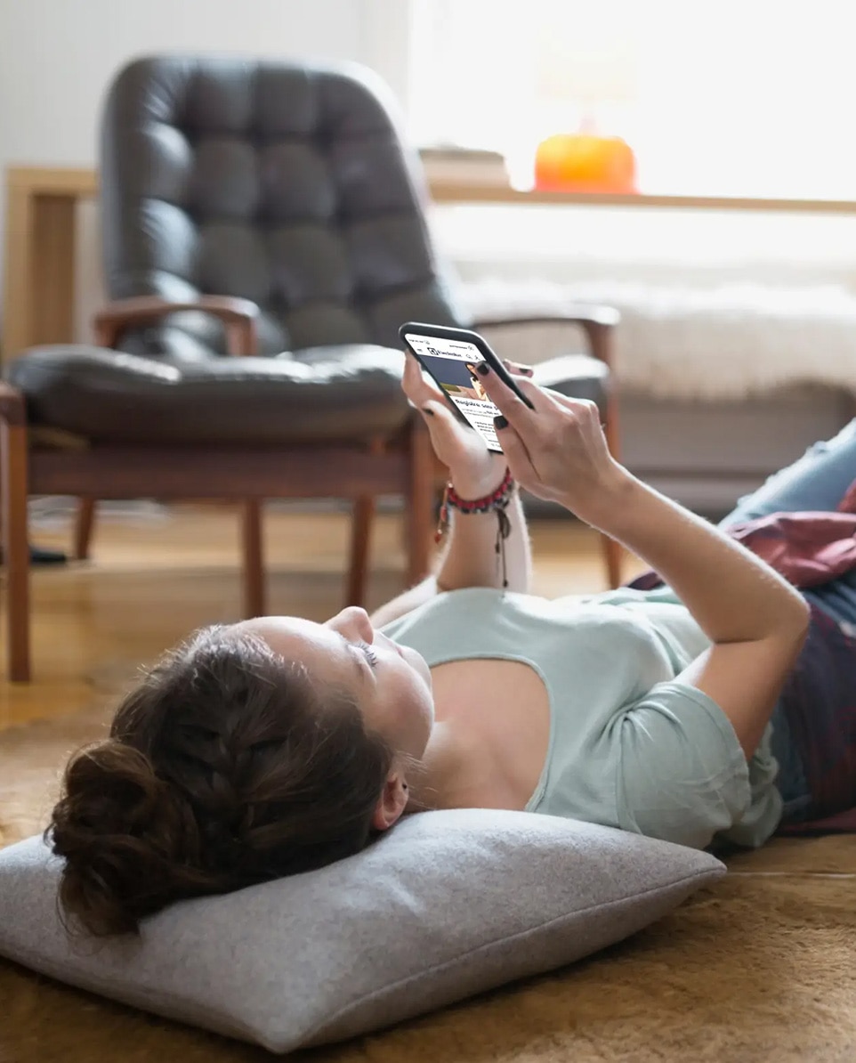 Pessoa acessando suporte Electrolux no celular